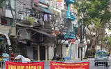 Cuộc sống sau hàng rào cách ly ở phố Trúc Bạch?